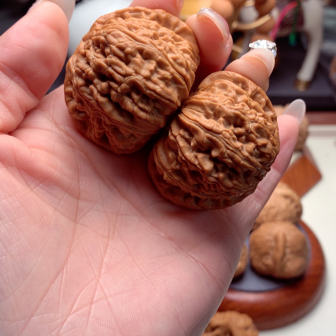 文玩核桃吊坠不*闷白。  6号