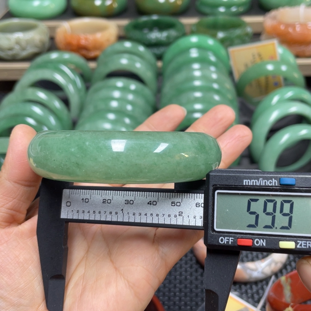 俏***^石英质玉未镶嵌手镯