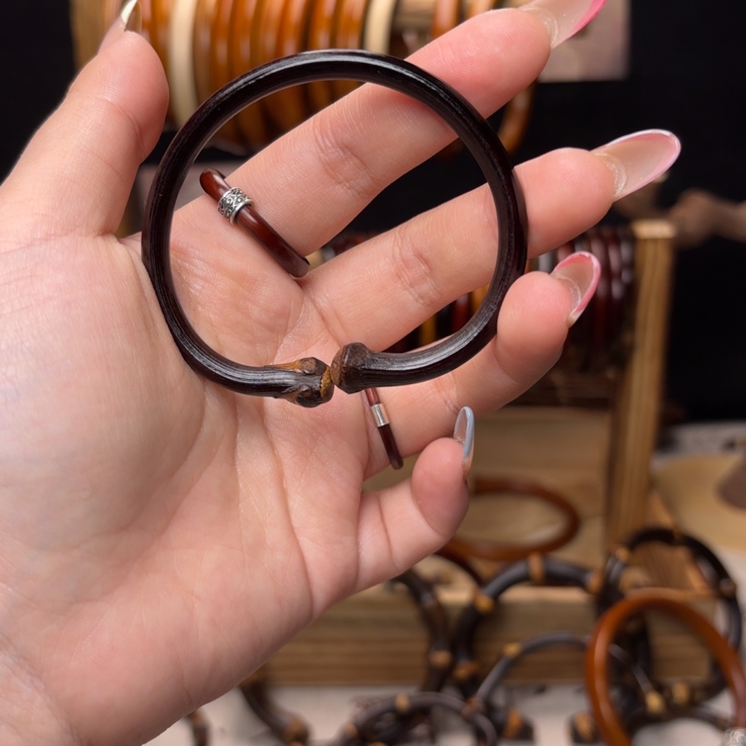 藤类无事牌安**。鸡血藤