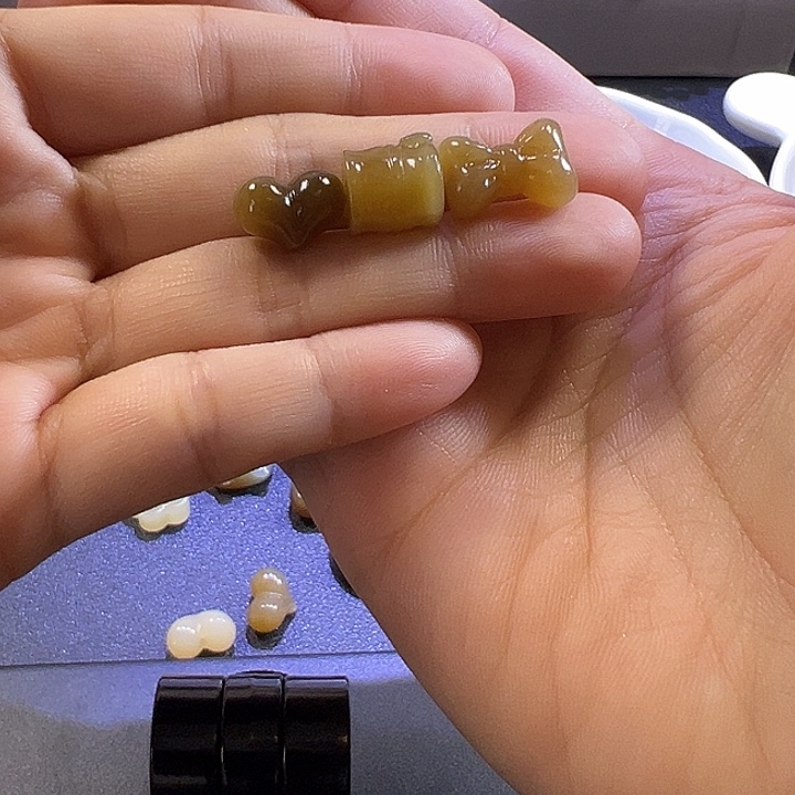 兔***爷颈饰未镶嵌和田玉