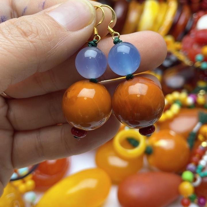 树脂制品110号橘色耳坠