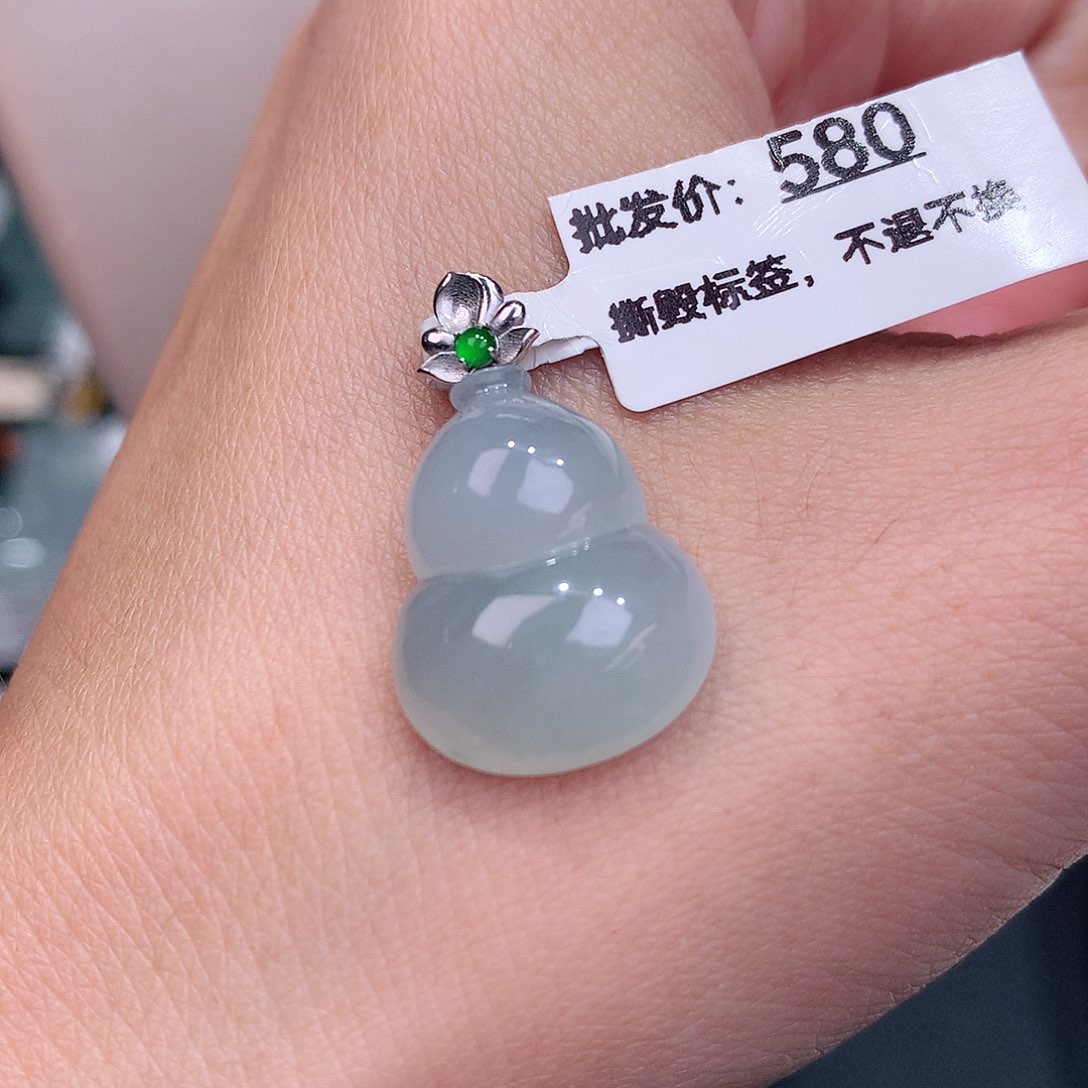 颈饰18K金镶嵌翡翠晴底葫芦