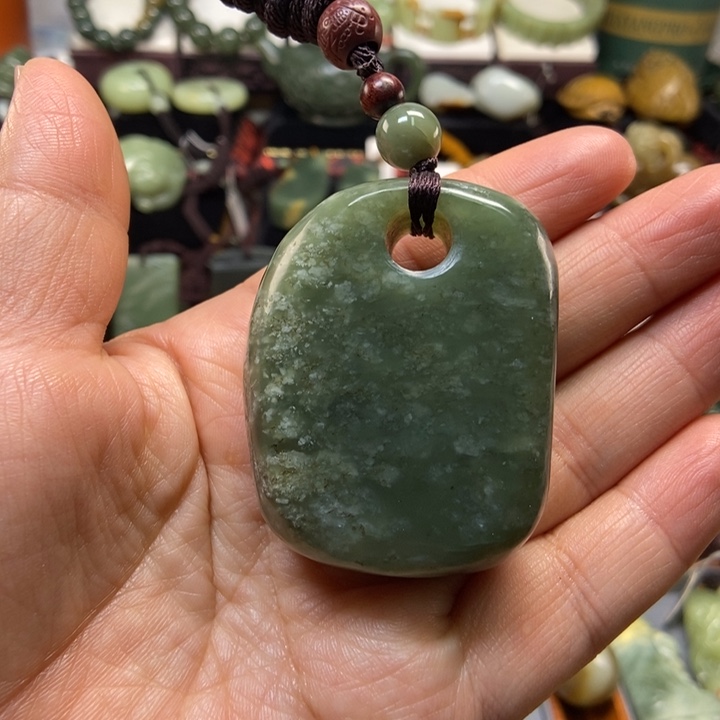 未镶嵌岫岩老玉（透闪石质玉）把件