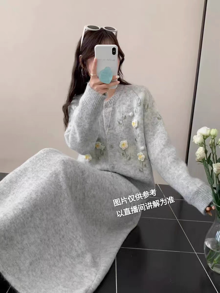 糖芯·秋冬新品微胖MM韩系清新花朵针织开衫半身裙显瘦休闲套装
