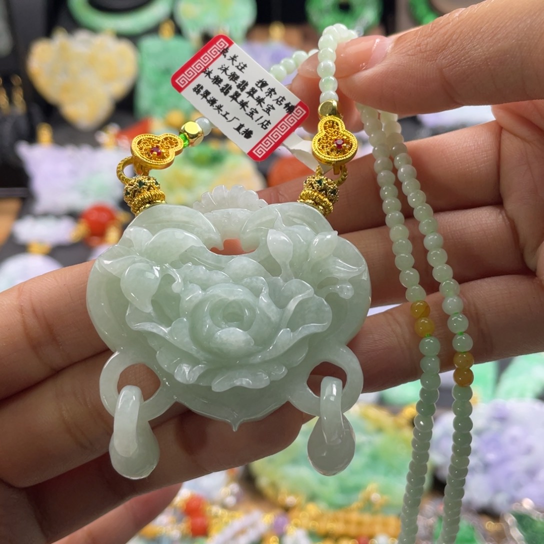 翡翠未镶嵌颈饰待编织