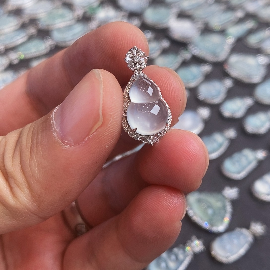 翡翠颈饰18K金镶嵌天然缅甸翡翠吊坠