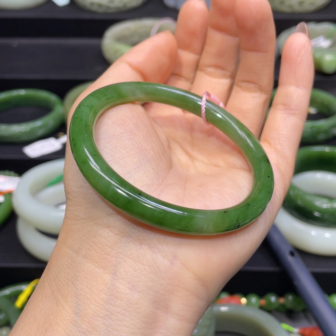 和田玉手镯56圈口 编号81未镶嵌漫**端