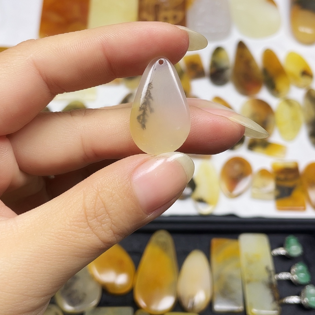 石英质玉（黄龙玉）未镶嵌吊坠(不含链)