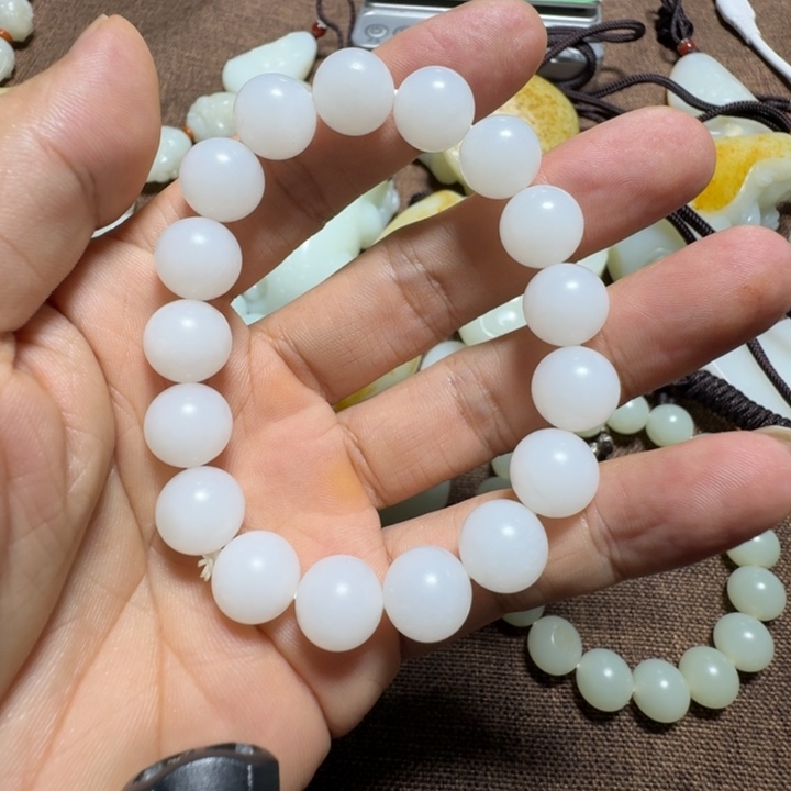 ****迹和田玉未镶嵌颈饰