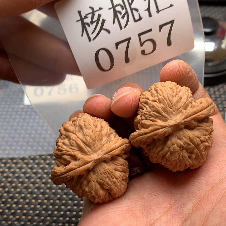 文玩核桃吊坠白狮子