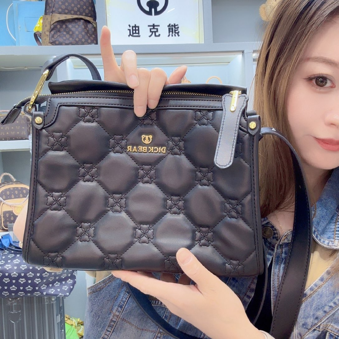 PVC9346黑色刺绣单肩斜挎包大包