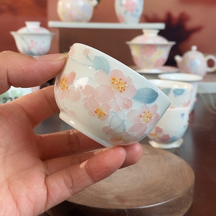 海棠花釉下手绘品茗杯
