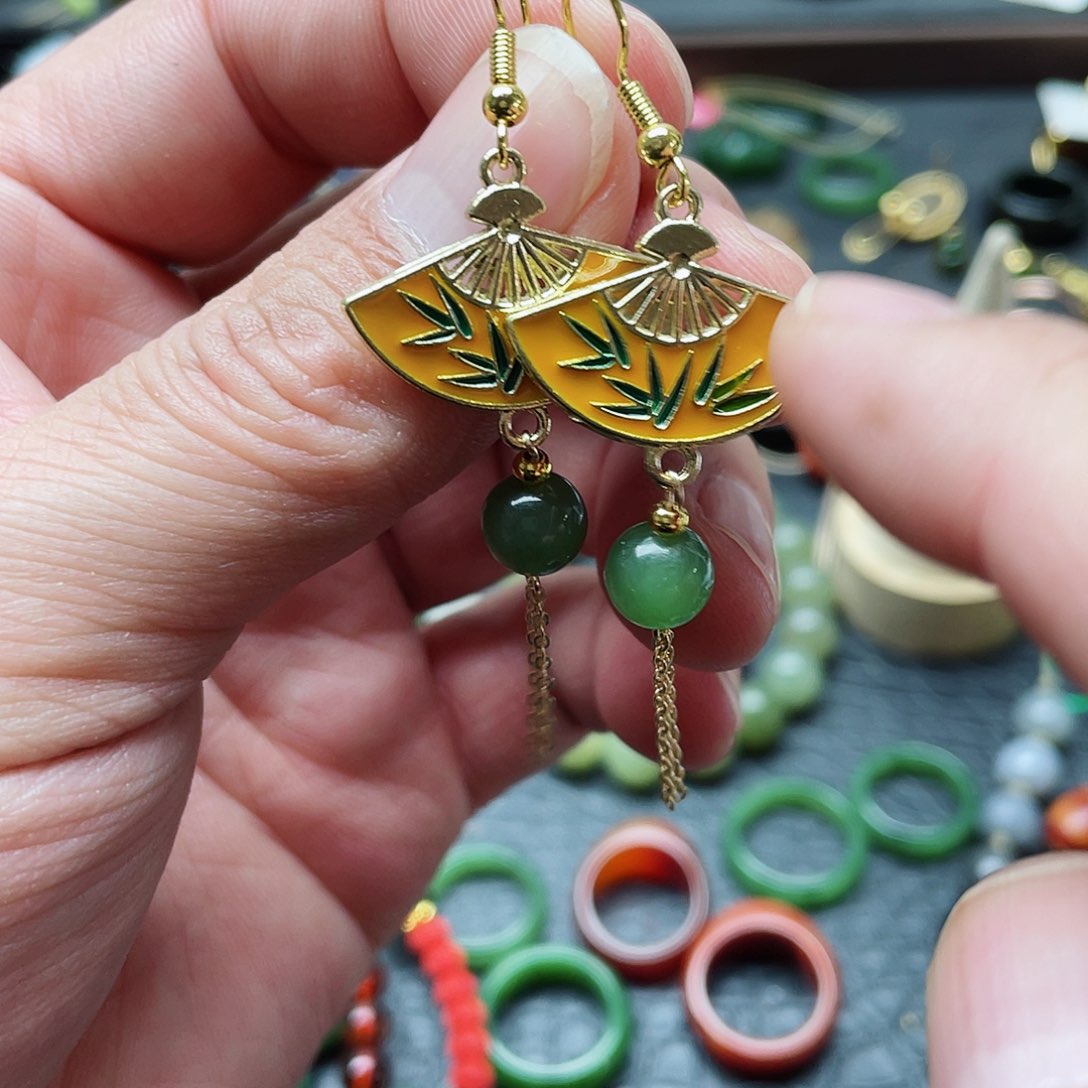 未镶嵌戒指和田玉耳饰