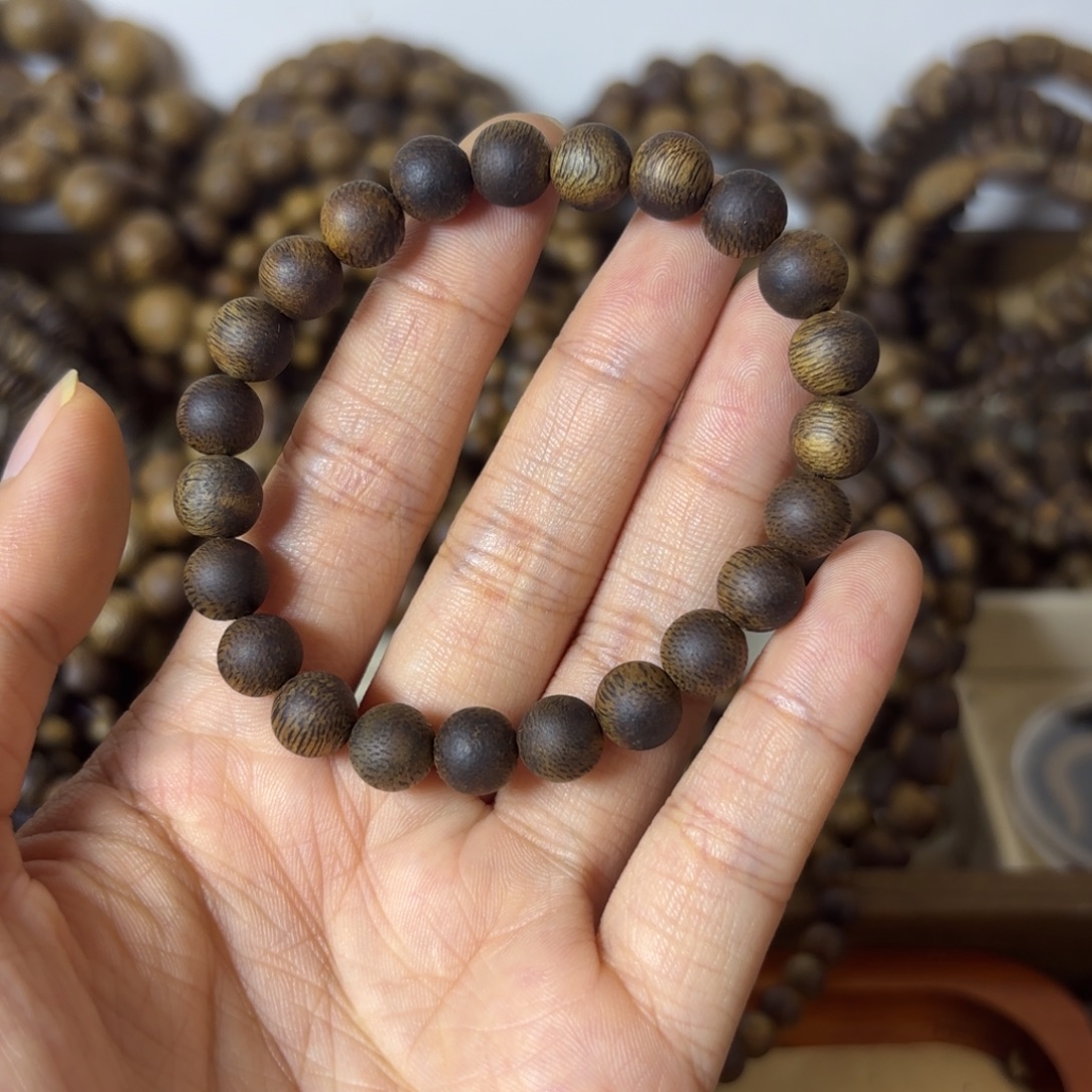 猪***猪【艺香阁】海南莺歌绿奇楠0.8mm5g+