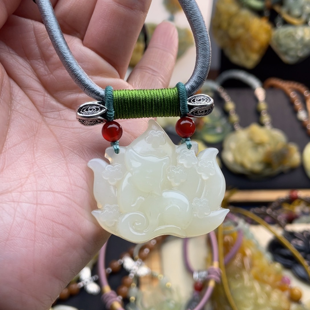 蛇纹石玉颈饰未镶嵌