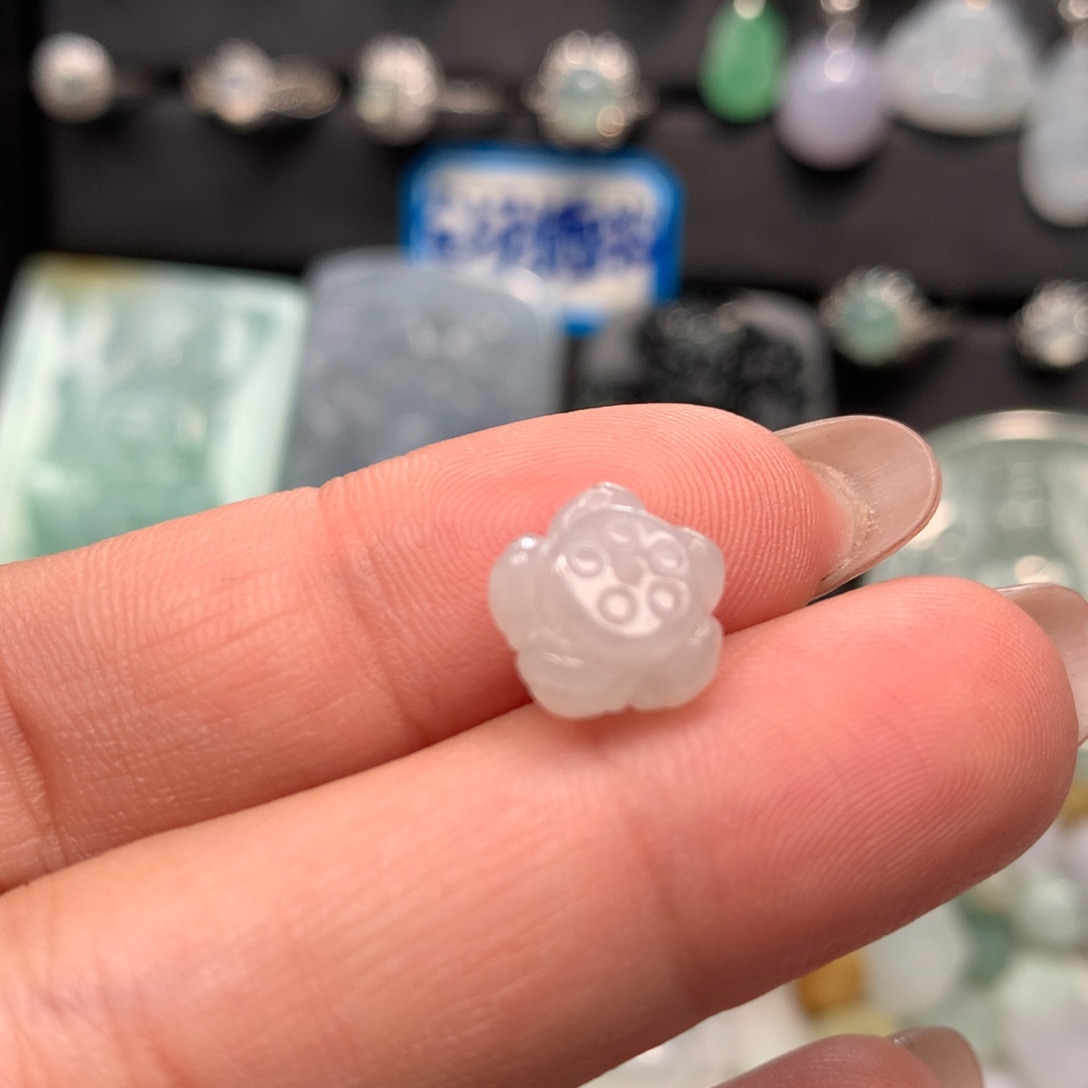 翡翠未镶嵌颈饰莲花