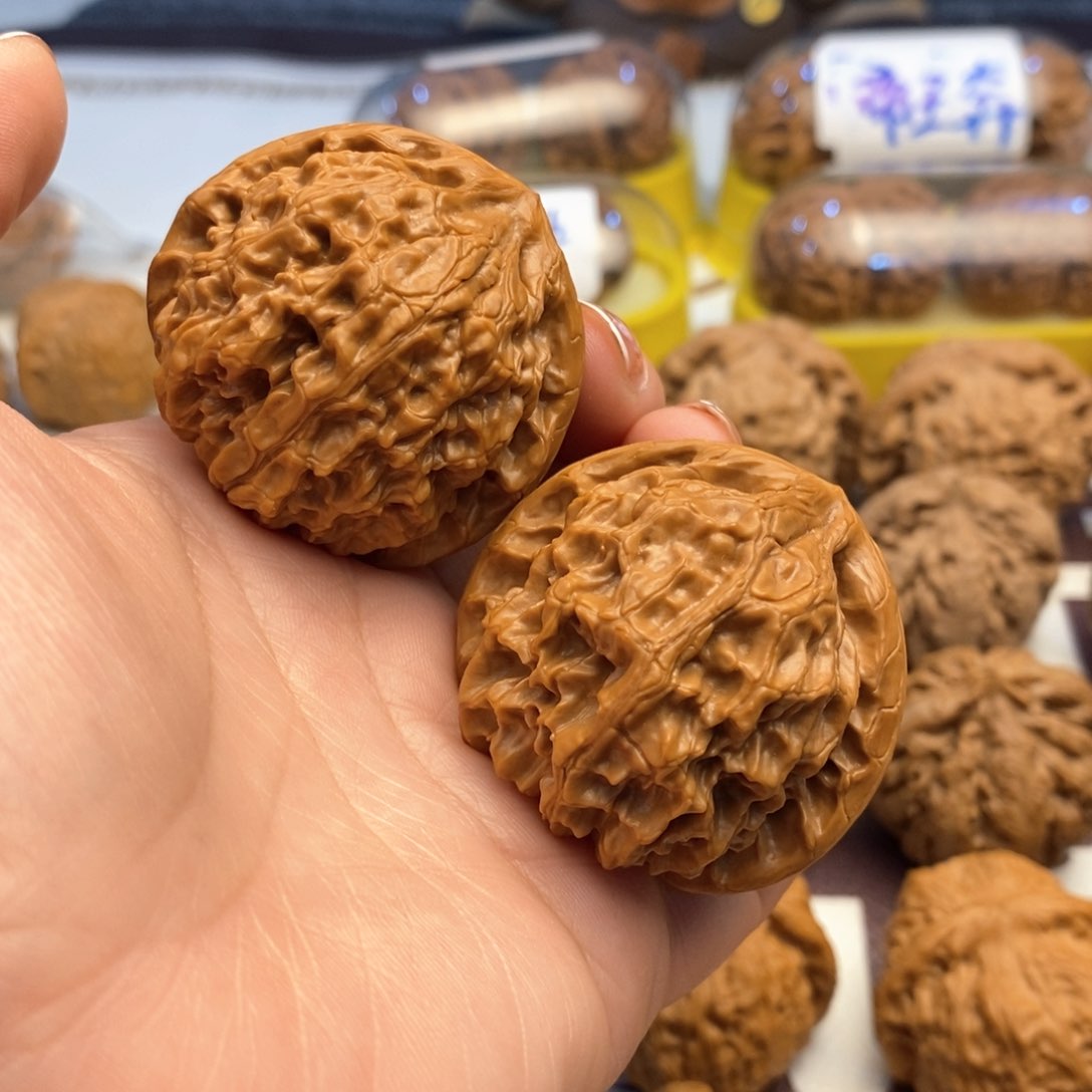 文玩核桃吊坠金麒麟45尺