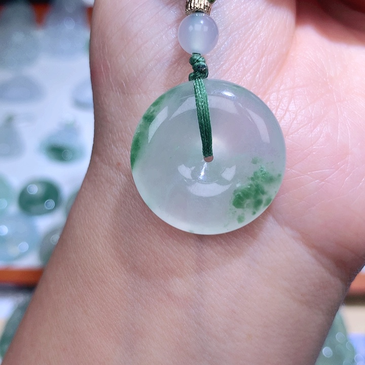 翡翠颈饰未镶嵌平安扣