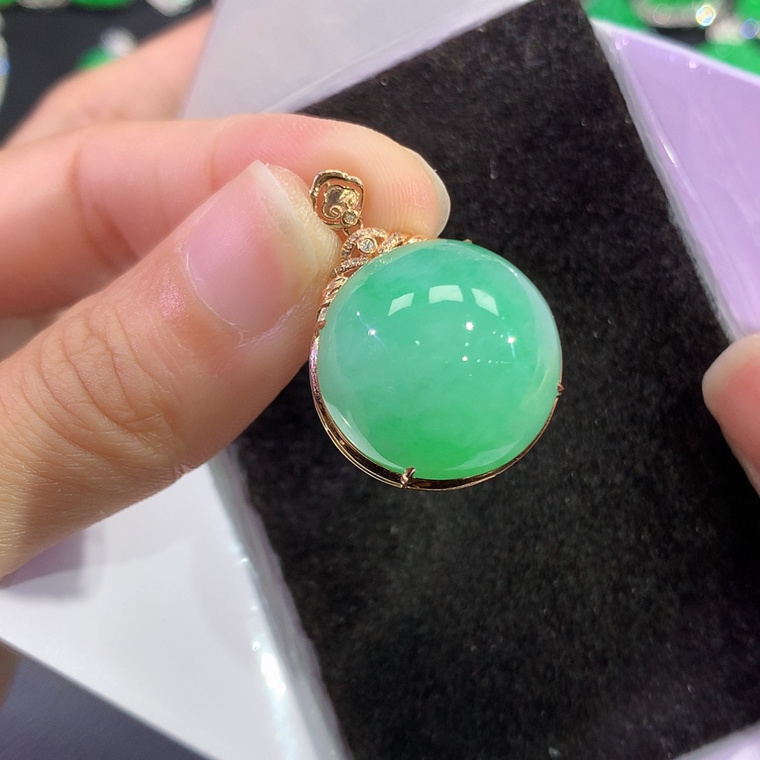 翡翠18K金镶嵌吊坠(赠链)