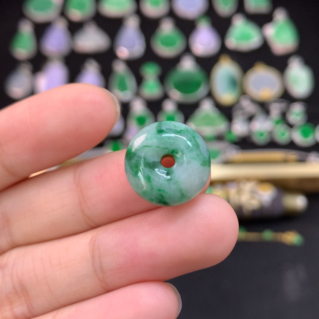 翡翠未镶嵌颈饰平安扣