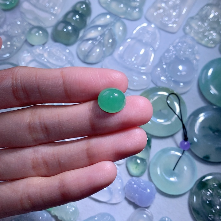 翡翠颈饰未镶嵌蛋面