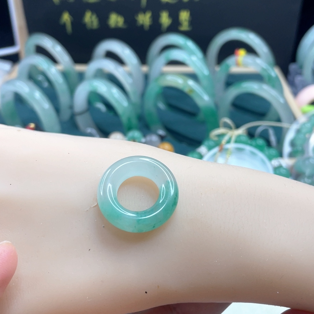 石英质玉未镶嵌颈饰