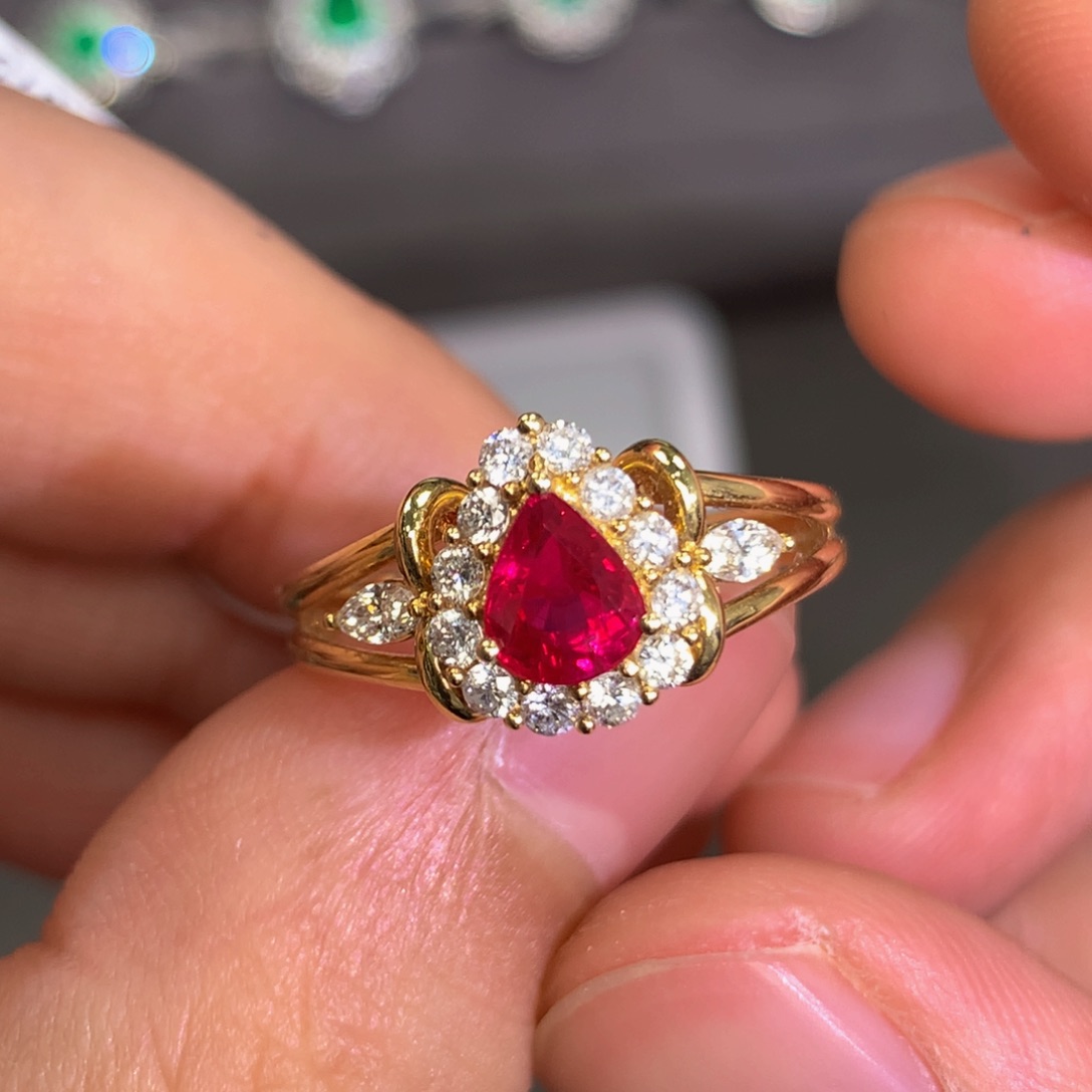 红宝石戒指18K金镶嵌