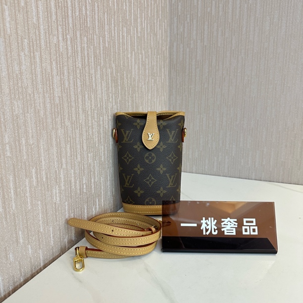 95新 LV 一桃/lv 老花小薯条斜挎