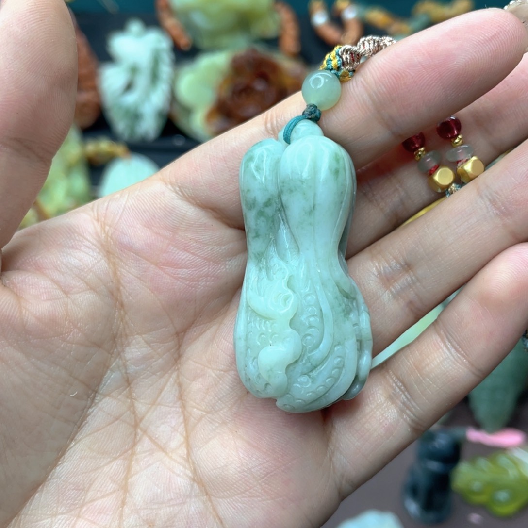 蛇纹石玉颈饰未镶嵌