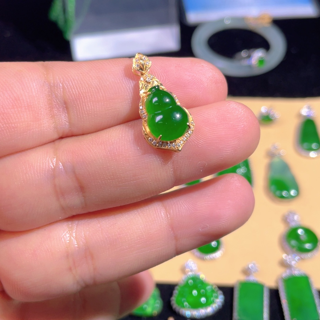 翡翠颈饰18K金镶嵌翡翠