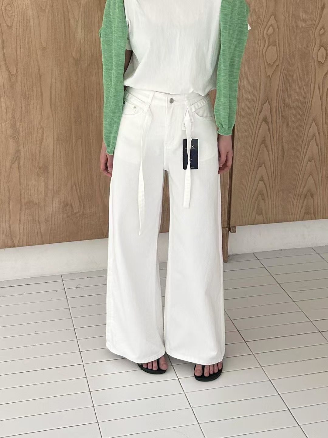 白色无弹阔腿牛仔裤