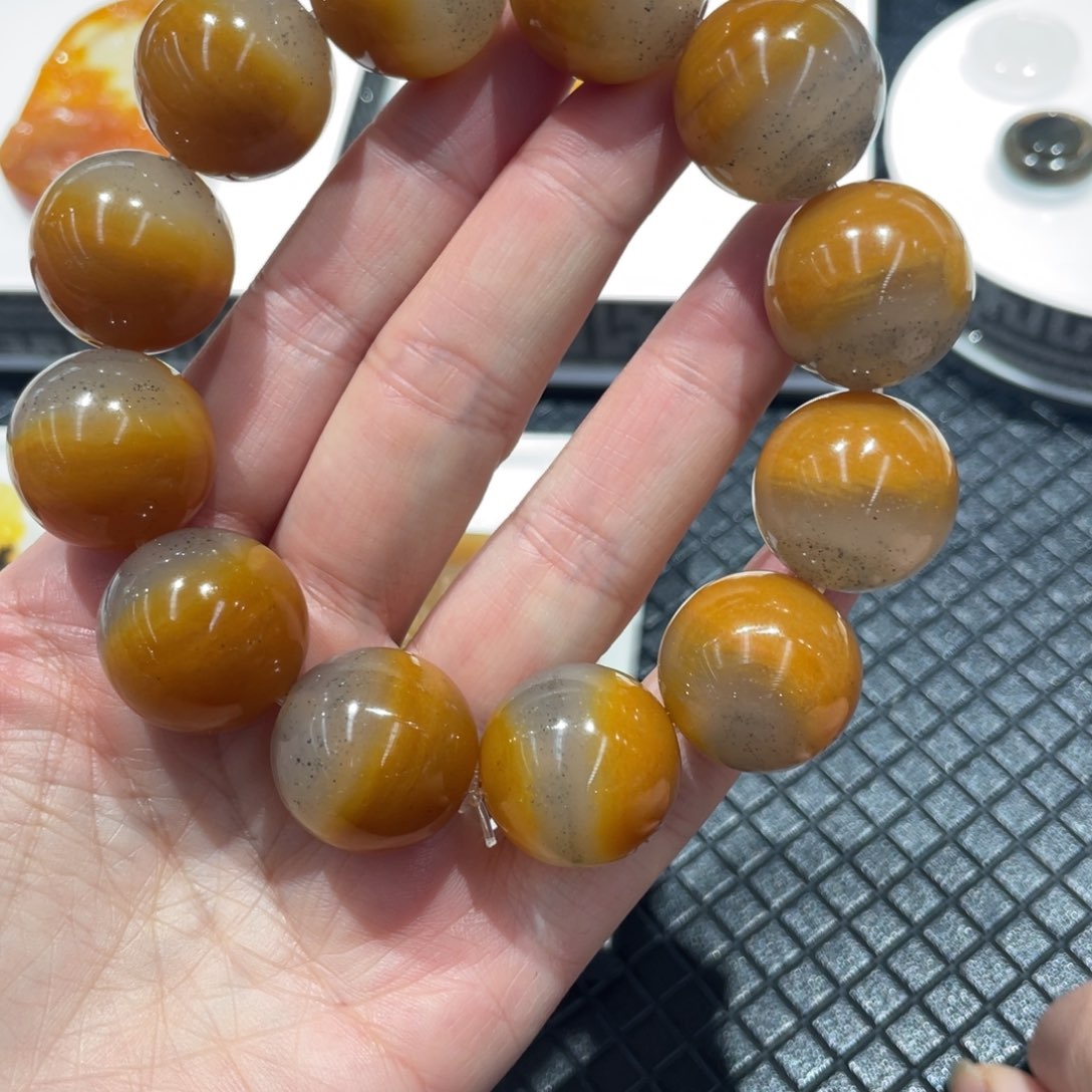 石英质玉（黄龙玉）未镶嵌颈饰