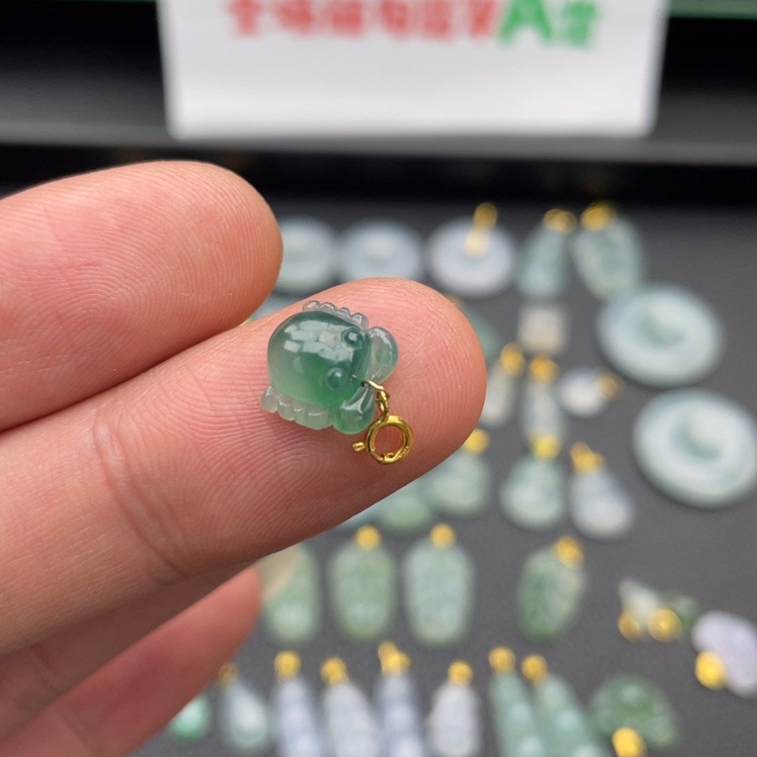 翡翠吊坠(不含链)18K金镶嵌