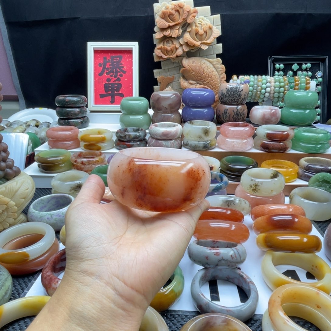 开***奶石英岩玉未镶嵌手镯