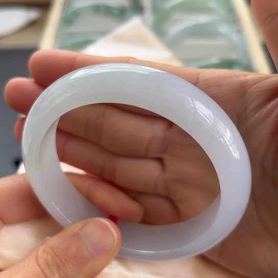 翡翠手镯未镶嵌手镯