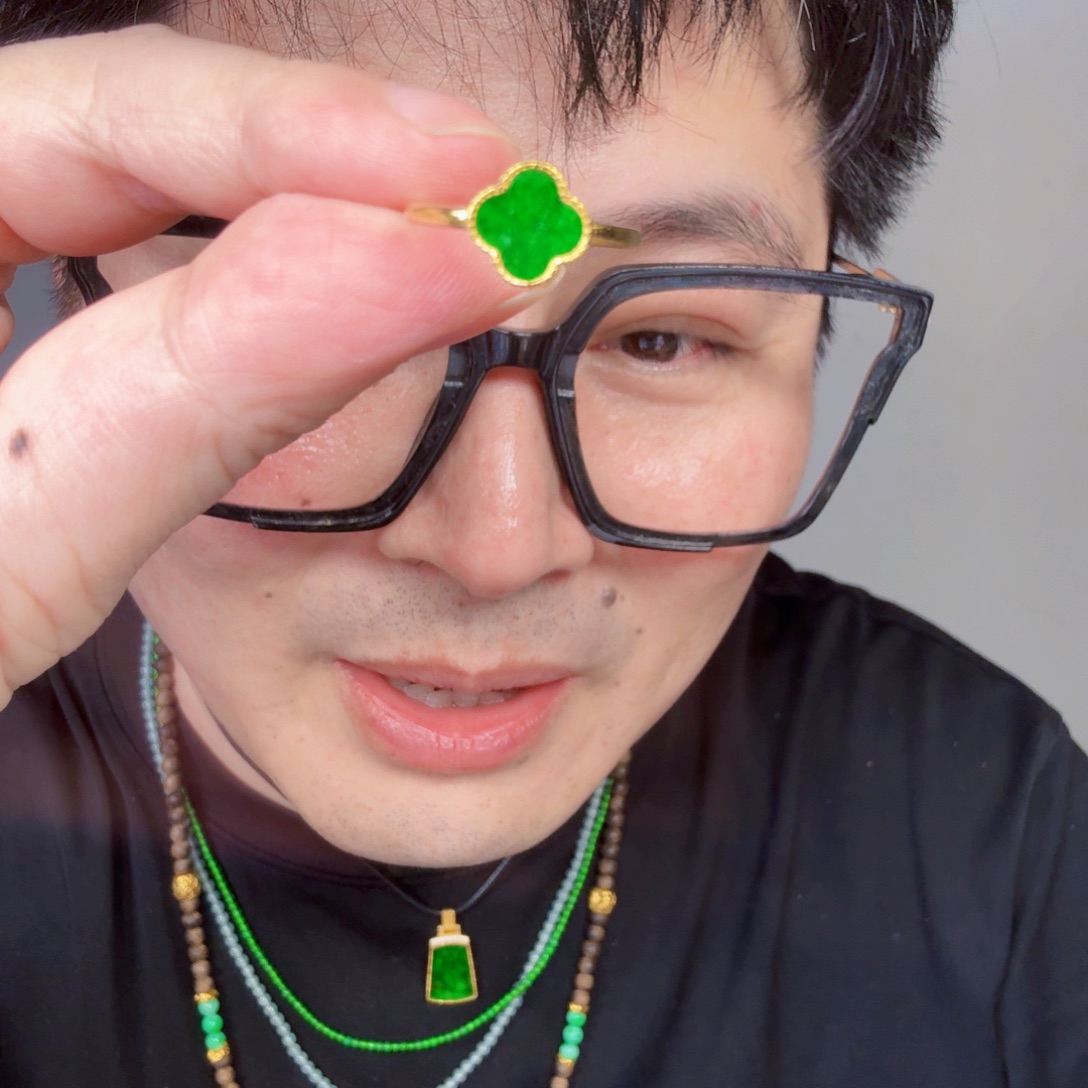 翡翠未镶嵌颈饰一件