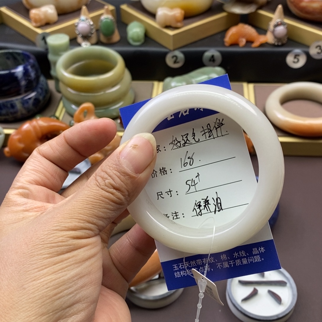 好***伴石英质玉未镶嵌手镯