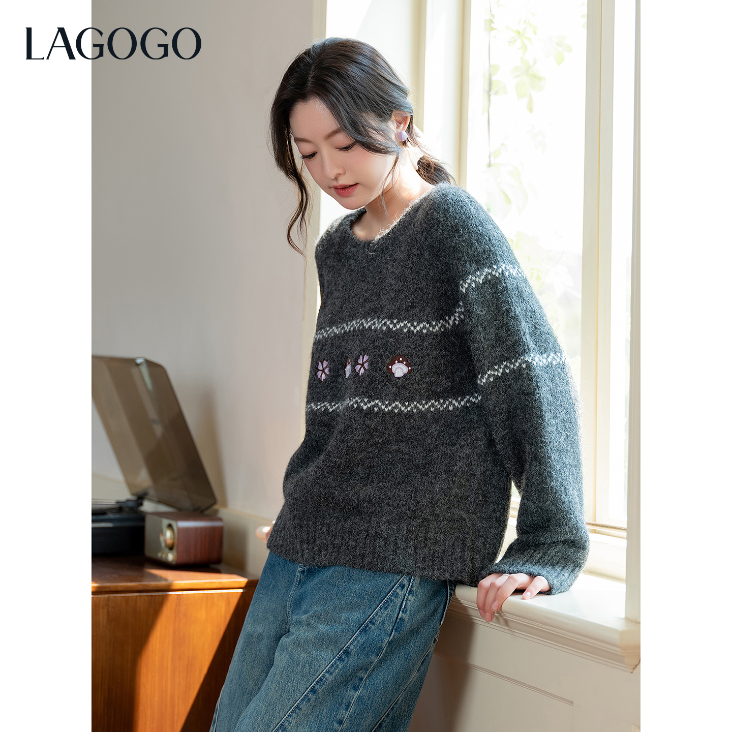 【小苏专属】lagogo2025年新款质感灰圆领刺绣针织衫女OCMM419G67