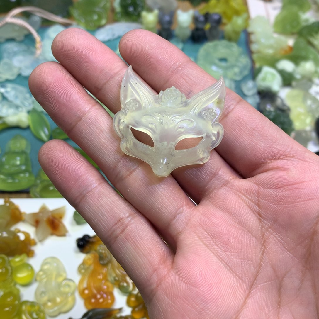 岫玉颈饰未镶嵌狐狸面具