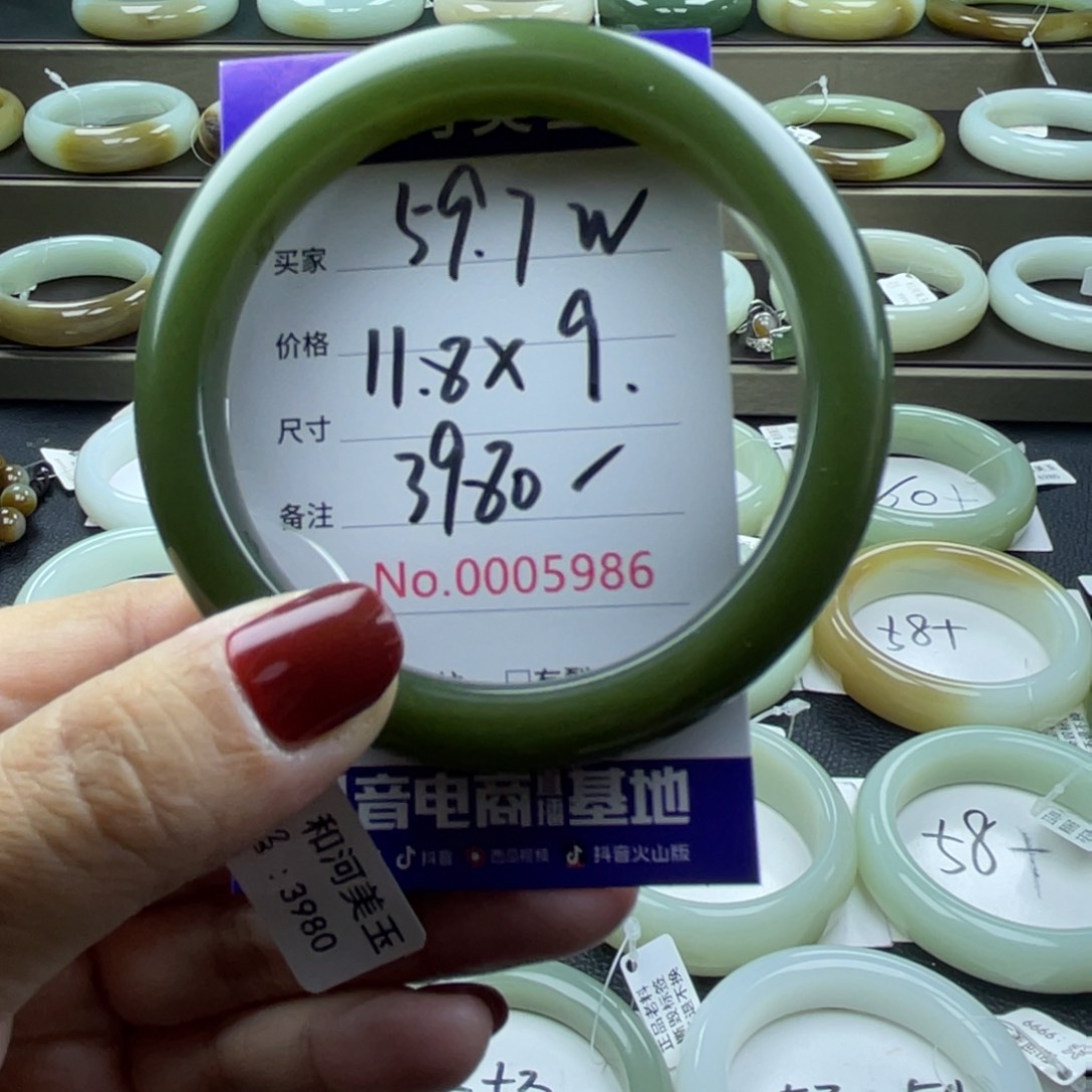 和田玉手镯未镶嵌犯***春