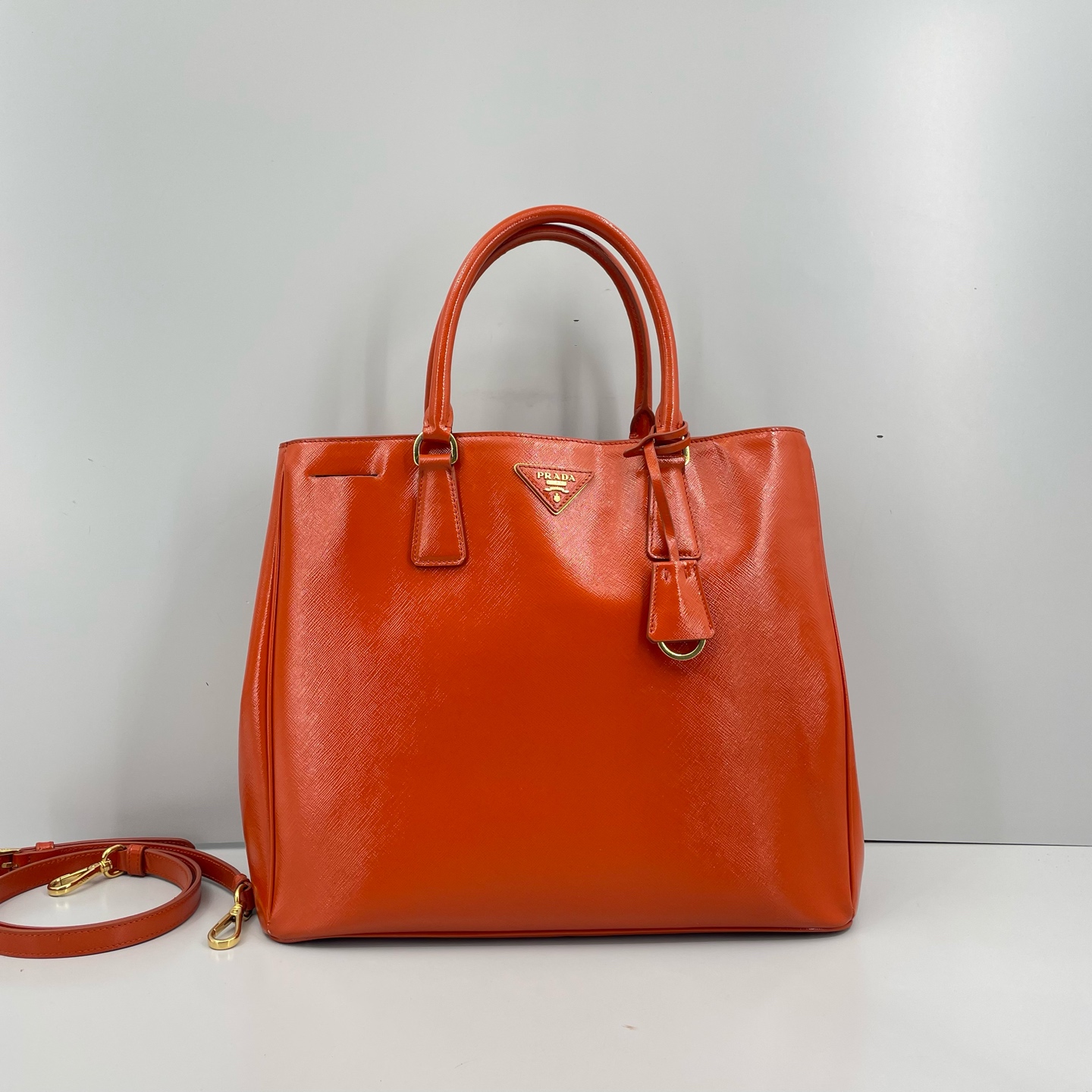 95新 Prada/普拉达 优选/橙色漆皮杀手包白标14/34×28×14/Z122130