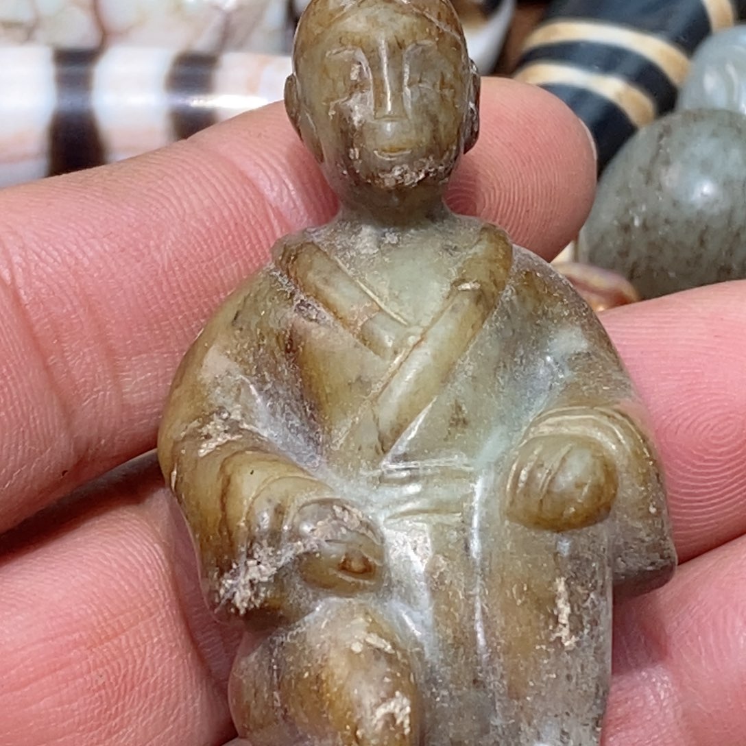 未镶嵌珠子的颜色是玛瑙/玉髓