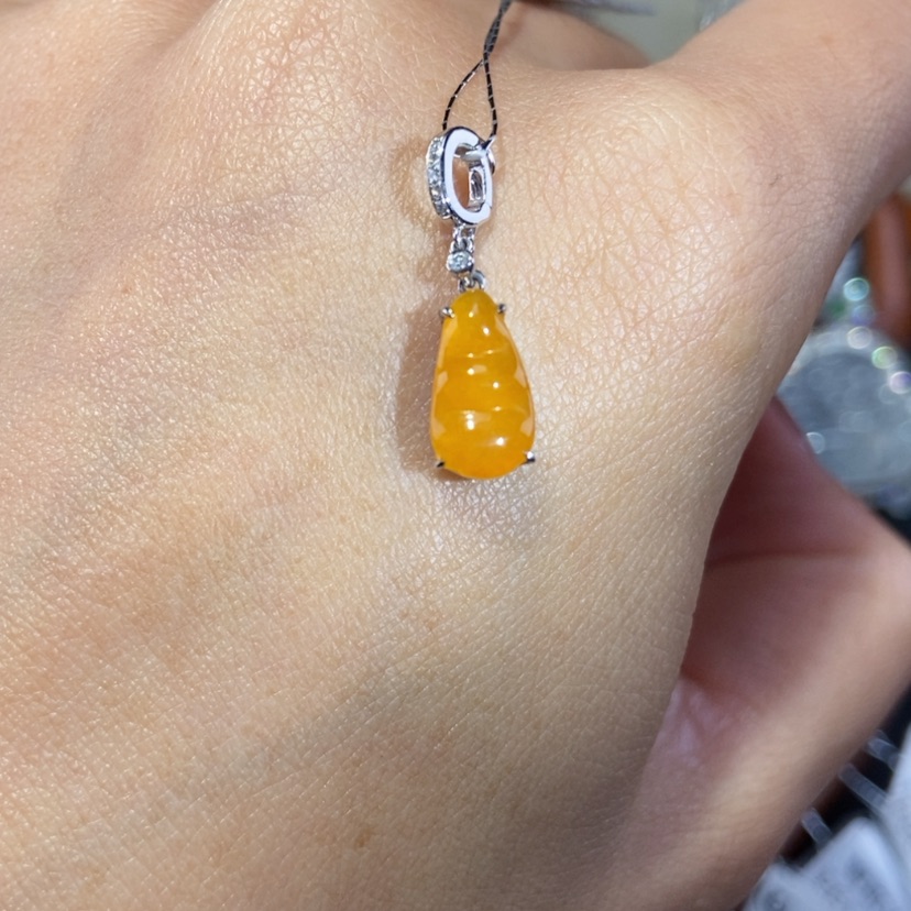 【闪购商品】翡翠颈饰18K金镶嵌豆子提溜