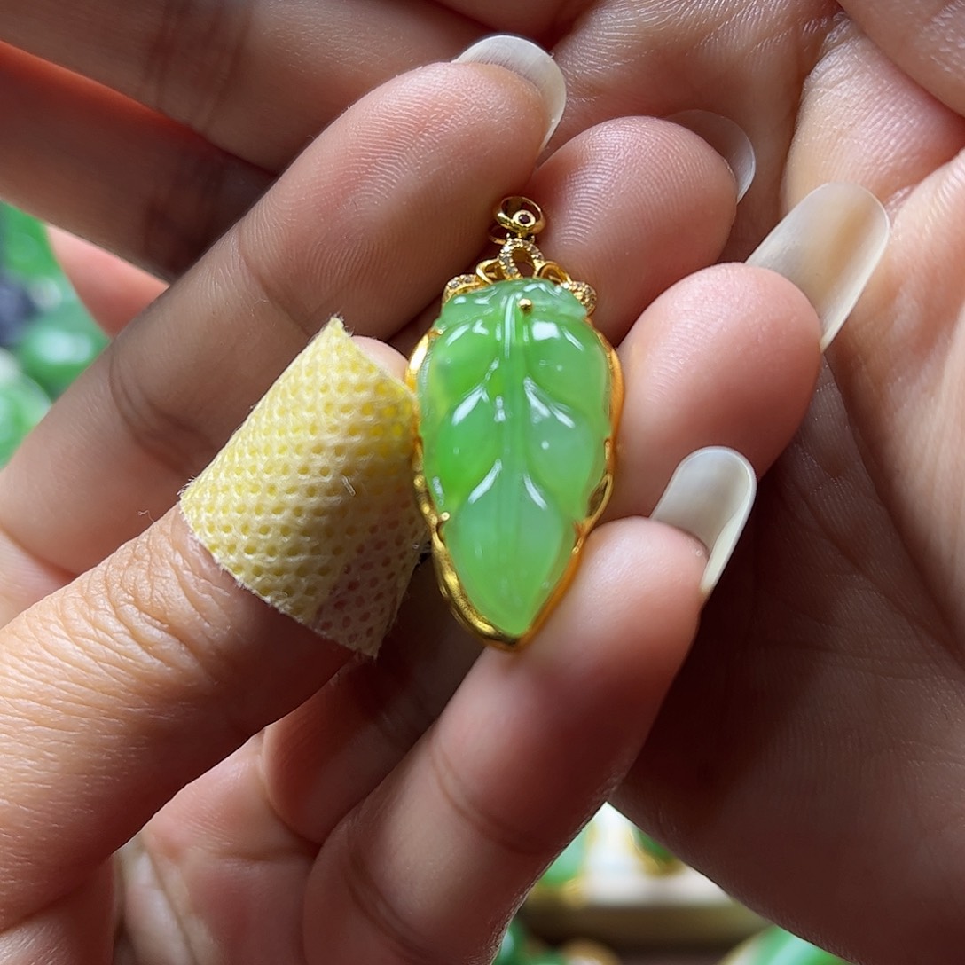 和田玉吊坠18K金镶嵌