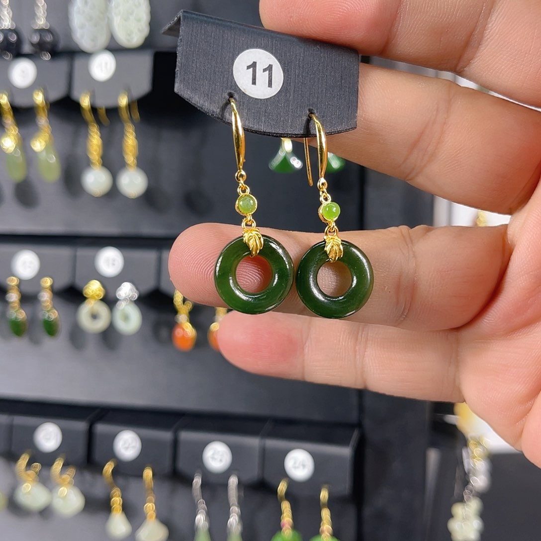 清***萨和田玉未镶嵌耳饰