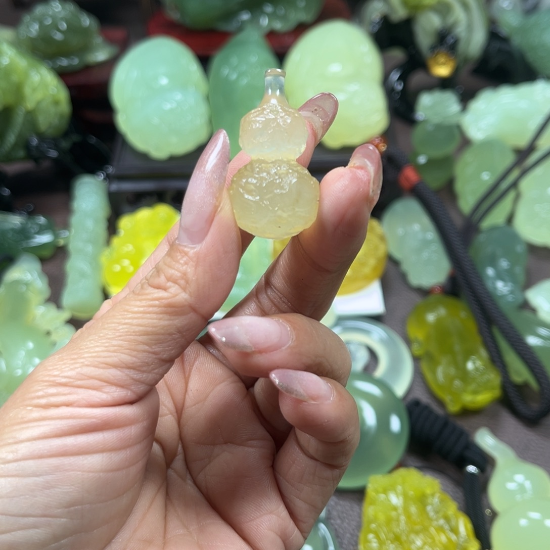 H***手蛇纹石玉未镶嵌颈饰