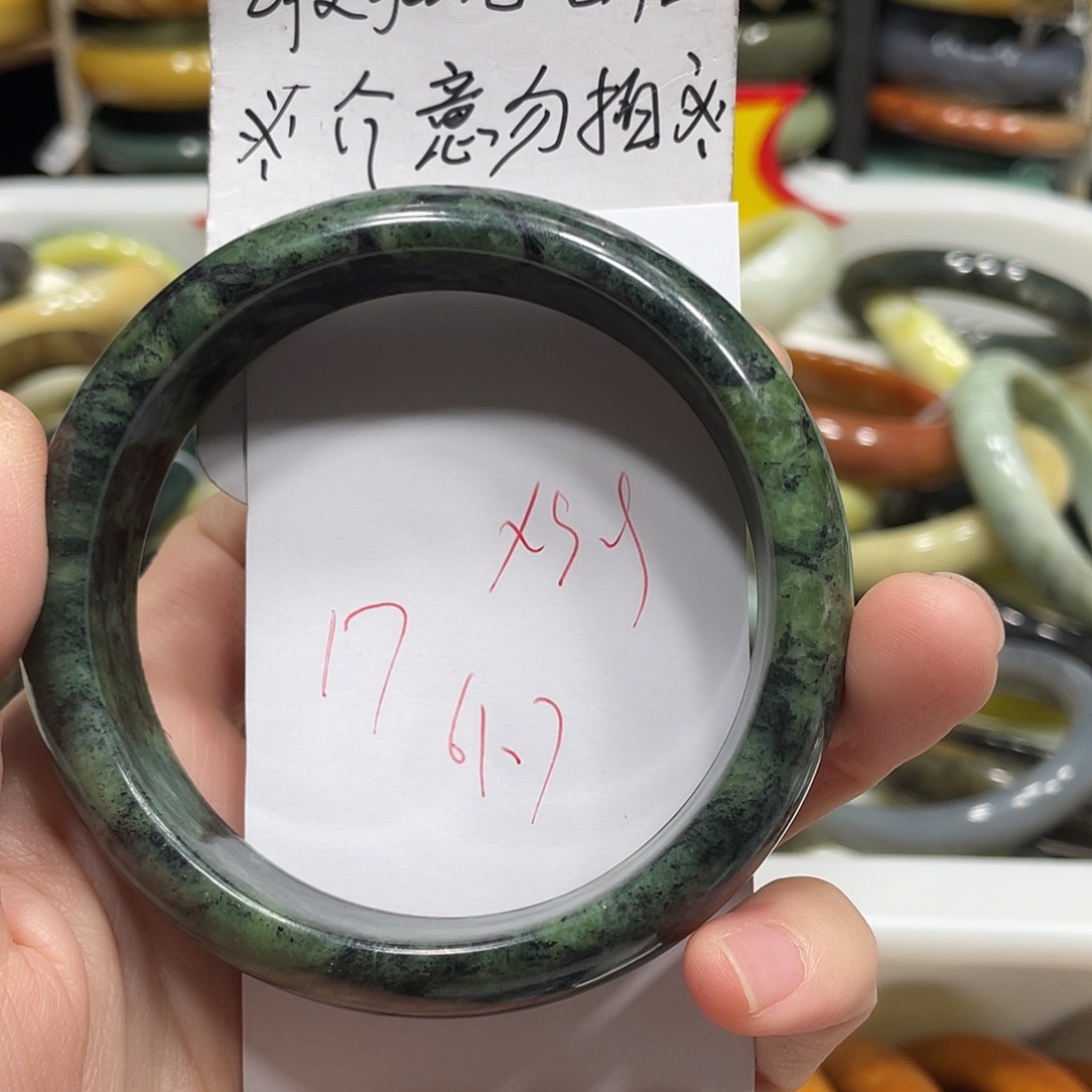 蛇纹石玉手镯未镶嵌