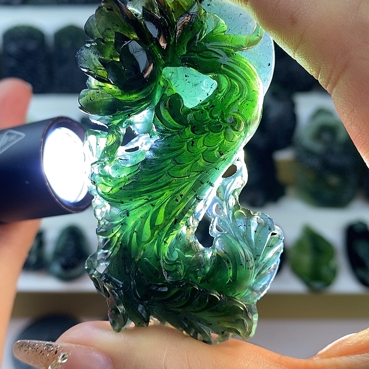 蛇纹石玉未镶嵌凤栖牡丹