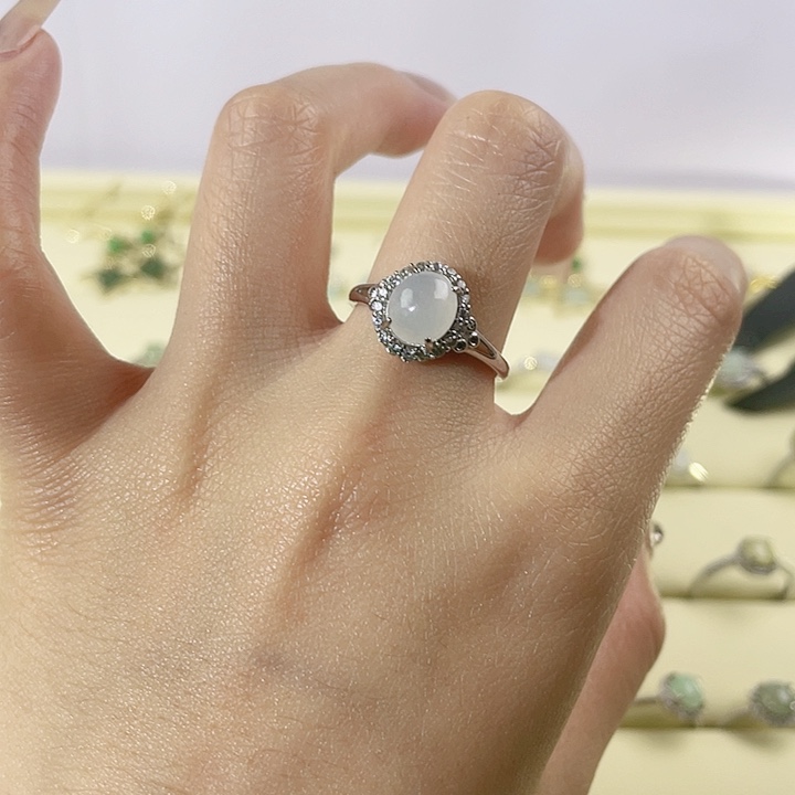 翡翠未镶嵌颈饰戒指