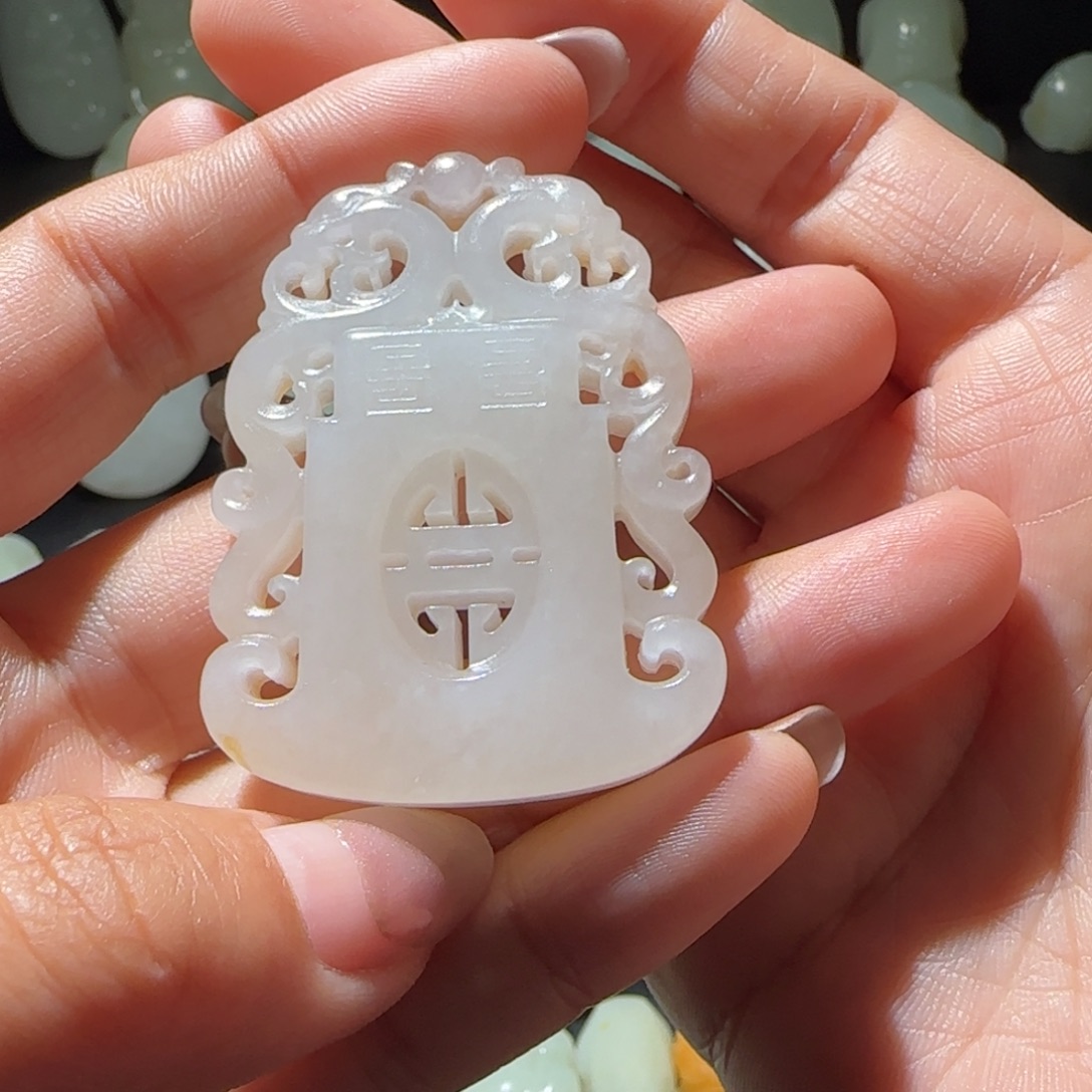 ****儿和田玉未镶嵌颈饰